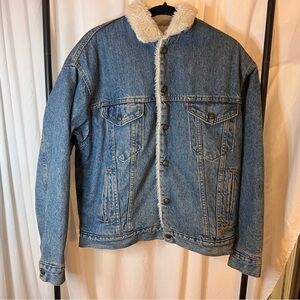 VTG Levi’s Sherpa lined trucker denim jacket